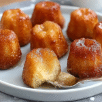 Baba au rhum sans gluten : moelleux, parfumé et 100 % gourmandise 5 baba au rhum sans gluten doré avec sirop de rhum
