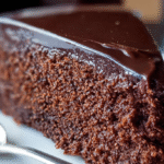 Cake sans lait : gâteau moelleux au chocolat sans lactose 5 Cake sans lait au chocolat moelleux tranché sur une table