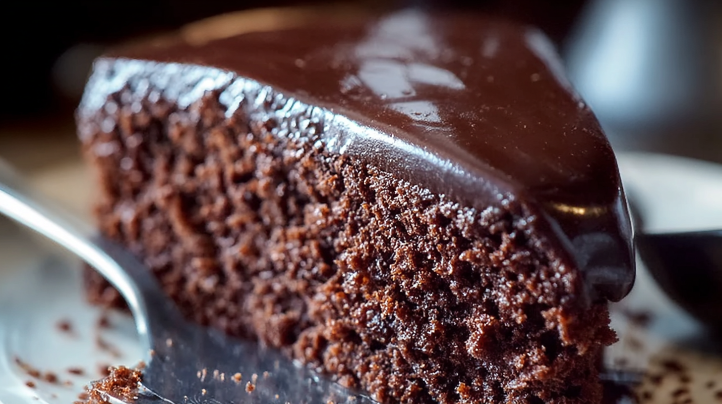 Cake sans lait : gâteau moelleux au chocolat sans lactose 7 Part de cake sans lait au chocolat nappée de ganache brillante