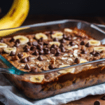 Gâteau aux fruits sans gluten : une recette moelleuse et irrésistible 6 Gâteau aux fruits sans gluten sur planche en bois
