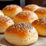 Pain burger sans gluten : recette facile, moelleuse et maison 5 Pain burger sans gluten maison doré avec graines de sésame