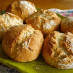 Petit pain sans gluten moelleux : recette facile et dorée 5 petit pain sans gluten doré dans panier rustique