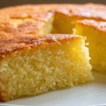 Recette gâteau yaourt sans gluten : simple, moelleux et rapide 5 recette gâteau yaourt sans gluten doré sur table en bois