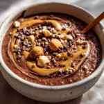 Repas sans gluten : porridge au chocolat simple, sain et délicieux 5 Repas sans gluten Porridge au chocolat servi chaud dans un bol rustique