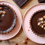 Tarte au chocolat sans gluten : fondante, facile et sans compromis 5 Tarte au chocolat sans gluten avec noisettes entières sur fond rustique