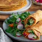 Wrap sans gluten facile et moelleux à base de lentilles corail 5 Wrap sans gluten moelleux empilés sur planche en bois