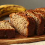 Banana Bread Sans Gluten : Moelleux, Facile et 100 % Gourmand 5 banana bread sans gluten moelleux sur planche en bois