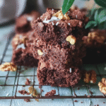 Brownie sans gluten sans lait : fondant, sain et facile à faire 5 brownie sans gluten sans lait sur fond rustique