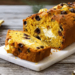Cake salé sans gluten sans lactose : moelleux, facile et savoureux 5 cake salé sans gluten sans lactose tranché sur table rustique