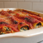 Cannelloni sans gluten maison : recette facile et savoureuse 5 Cannelloni sans gluten maison dorés au four avec sauce tomate