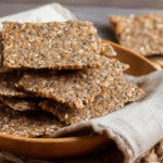 Crackers sans gluten : recette maison facile et ultra croustillante 5 Crackers sans gluten aux graines en plan plat sur table rustique