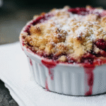 Crumble sans gluten : recette facile, croustillante et fruitée 5 Crumble sans gluten aux pommes et framboises