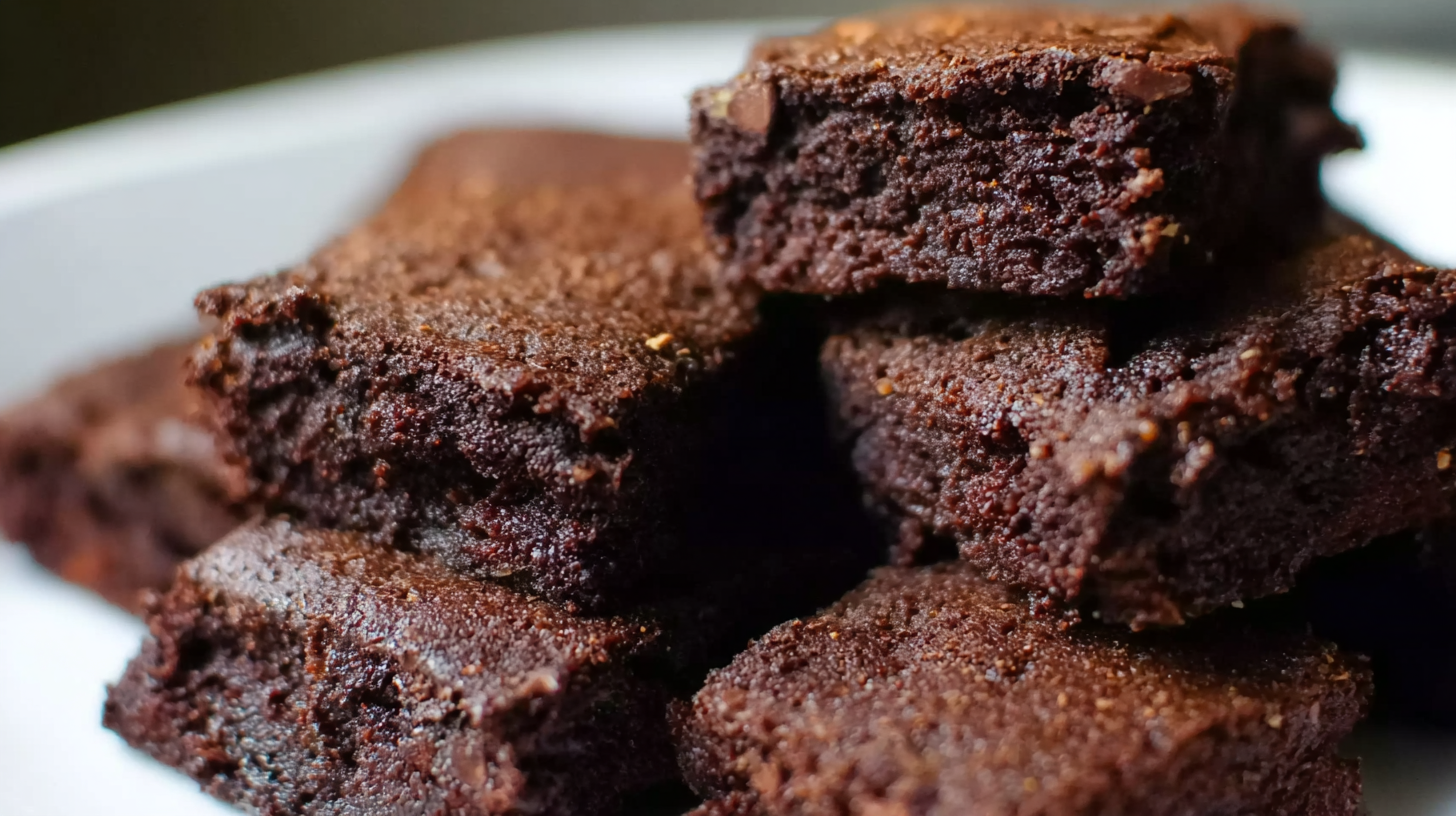 Dessert sans gluten et sans lactose : recette fondante au chocolat 7 Part de dessert sans gluten et sans lactose avec coulis de framboise