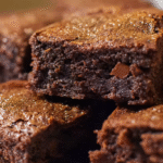 Fondant au chocolat sans gluten sans lactose : irrésistible et facile 5 fondant au chocolat sans gluten sans lactose servi chaud sur une assiette en bois