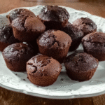 Gâteau au chocolat sans lait et sans gluten : moelleux et rapide 5 Gâteau au chocolat sans lait et sans gluten sur table rustique