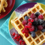 Gaufres sans gluten faciles et croustillantes à faire maison 5 Gaufres sans gluten dorées servies avec fruits rouges