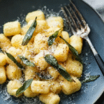 Gnocchis sans gluten : recette maison savoureuse et facile à réussir 5 Gnocchis sans gluten au beurre de sauge servis maison