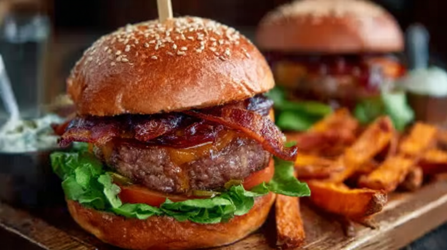 Hamburger sans gluten : la recette maison facile et ultra gourmande 4 Hamburger sans gluten maison avec bacon, fromage végan et pain moelleux