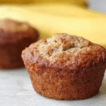 Muffin banane sans gluten moelleux : recette simple et irrésistible 5 Muffin banane sans gluten moelleux sur fond rustique