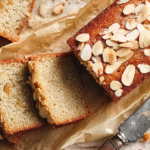 Pain au banane sans gluten moelleux : recette simple et irrésistible 5 Pain au banane sans gluten doré et moelleux sur table rustique