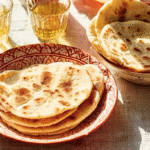 Pain pita sans gluten : recette facile, moelleuse et rapide 5 pain pita sans gluten moelleux sur planche en bois