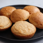 Pain sans gluten et sans levure : recette rapide, facile et moelleuse 5 pain sans gluten et sans levure frais dans un panier rustique
