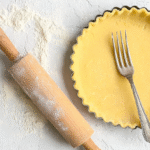 Pâte à tarte sans gluten : recette facile, rapide et sans compromis 5 pâte à tarte sans gluten maison sur plan de travail rustique
