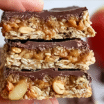 Recette barre de céréales sans cuisson : rapide, saine et sans gluten 5 Recette barre de céréales sans cuisson sur planche rustique