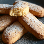 Recette biscuit cuillère sans gluten : moelleux, facile et rapide 5 Recette biscuit cuillère sans gluten présentée en pile dorée