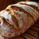 Recette pain au levain sans gluten : simple, maison et pleine de saveur 5 recette pain au levain sans gluten croustillant sur planche en bois