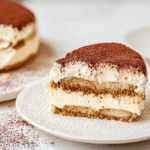 Tiramisu sans gluten : recette facile et savoureuse à faire chez soi 5 Tiramisu sans gluten entier dans un cercle, décoré de cacao