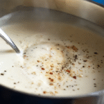 Béchamel sans gluten : recette facile et crémeuse à adopter 5 béchamel sans gluten maison dans une cuisine chaleureuse