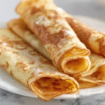 Crêpes dentelles sans gluten : la recette croustillante maison 5 crêpes dentelles sans gluten croustillantes empilées sur une assiette en bois