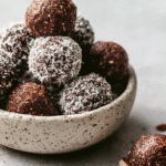 Energy Ball Recette Facile : Boules Énergétiques Sans Gluten à Tester 5 energy ball recette sans gluten faite maison sur table en bois