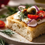 Focaccia sans gluten moelleuse : recette facile à l’huile d’olive 5 Focaccia sans gluten dorée à l’huile d’olive et tomates cerises