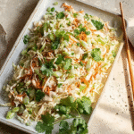 Chou chinois en salade vinaigrette : recette fraîche et sans gluten 5 chou chinois en salade vinaigrette servi en bol sur table en bois