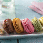 Macaron sans gluten : recette facile, gourmande et 100 % maison 5 Macaron sans gluten fait maison sur table en bois