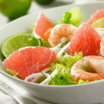 Salade crevettes et pamplemousse : fraîcheur sans gluten express 5 salade crevettes et pamplemousse sur assiette colorée rustique