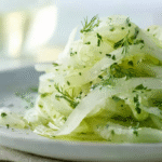 Salade de fenouil cru à la marocaine : fraîche, rapide et sans gluten 5 salade de fenouil cru à la marocaine servie dans une assiette