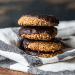 Biscuit sésame sans gluten : croquant, rapide et sain 5 Biscuit sésame sans gluten doré sur table en bois