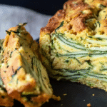 Cake aux courgettes sans gluten : moelleux, facile et savoureux 5 cake aux courgettes sans gluten sur planche en bois
