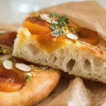 Focaccia sucrée sans gluten : moelleuse, gourmande et facile 5 focaccia sucrée sans gluten aux abricots, miel et pistaches