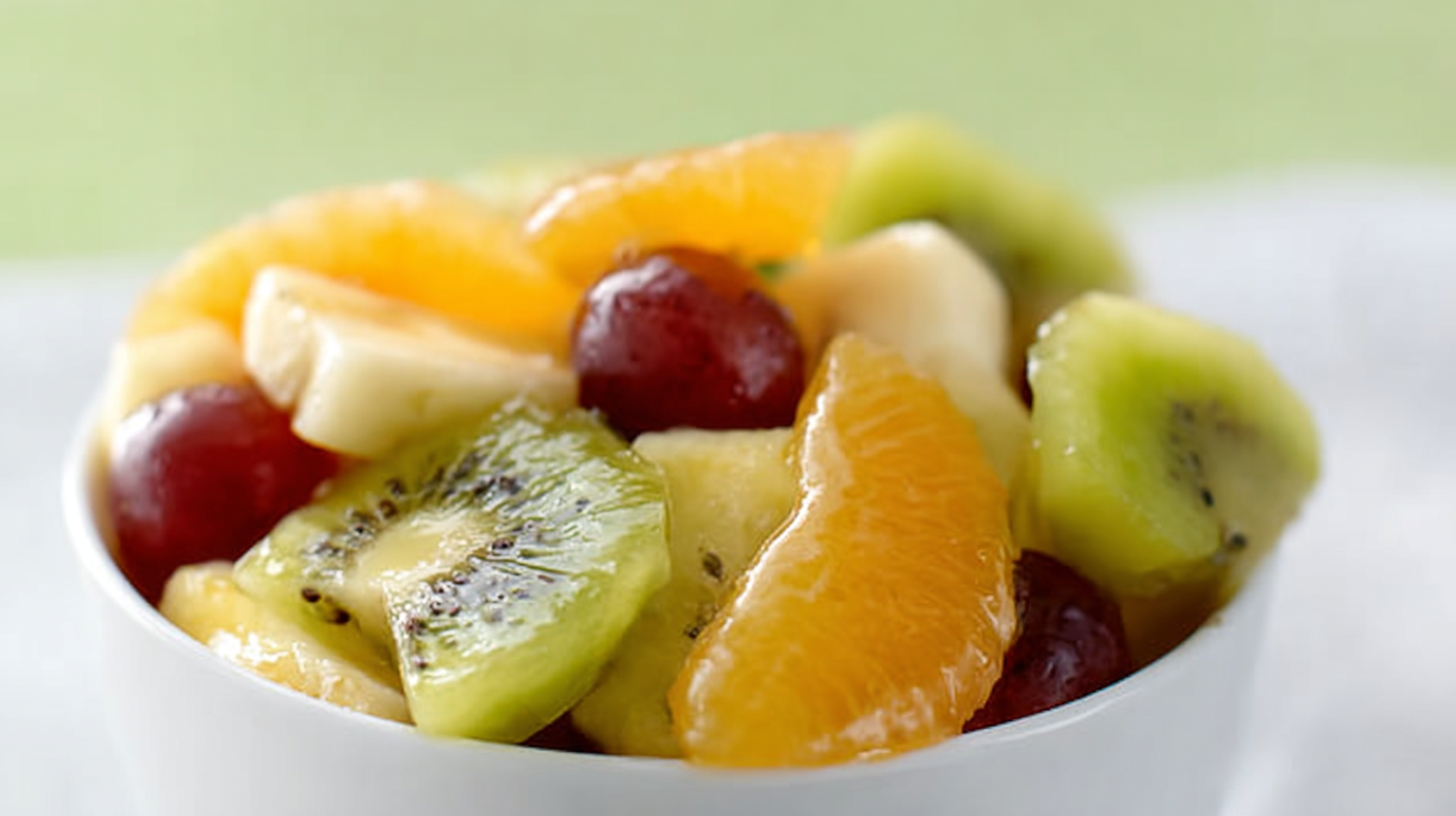 Recette salade de fruits facile et gourmande 4 recette salade de fruits colorée dans un saladier