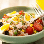 Salade au riz thon sans gluten : fraîche, rapide et savoureuse 5 Salade au riz thon sans gluten dans un bol d’été