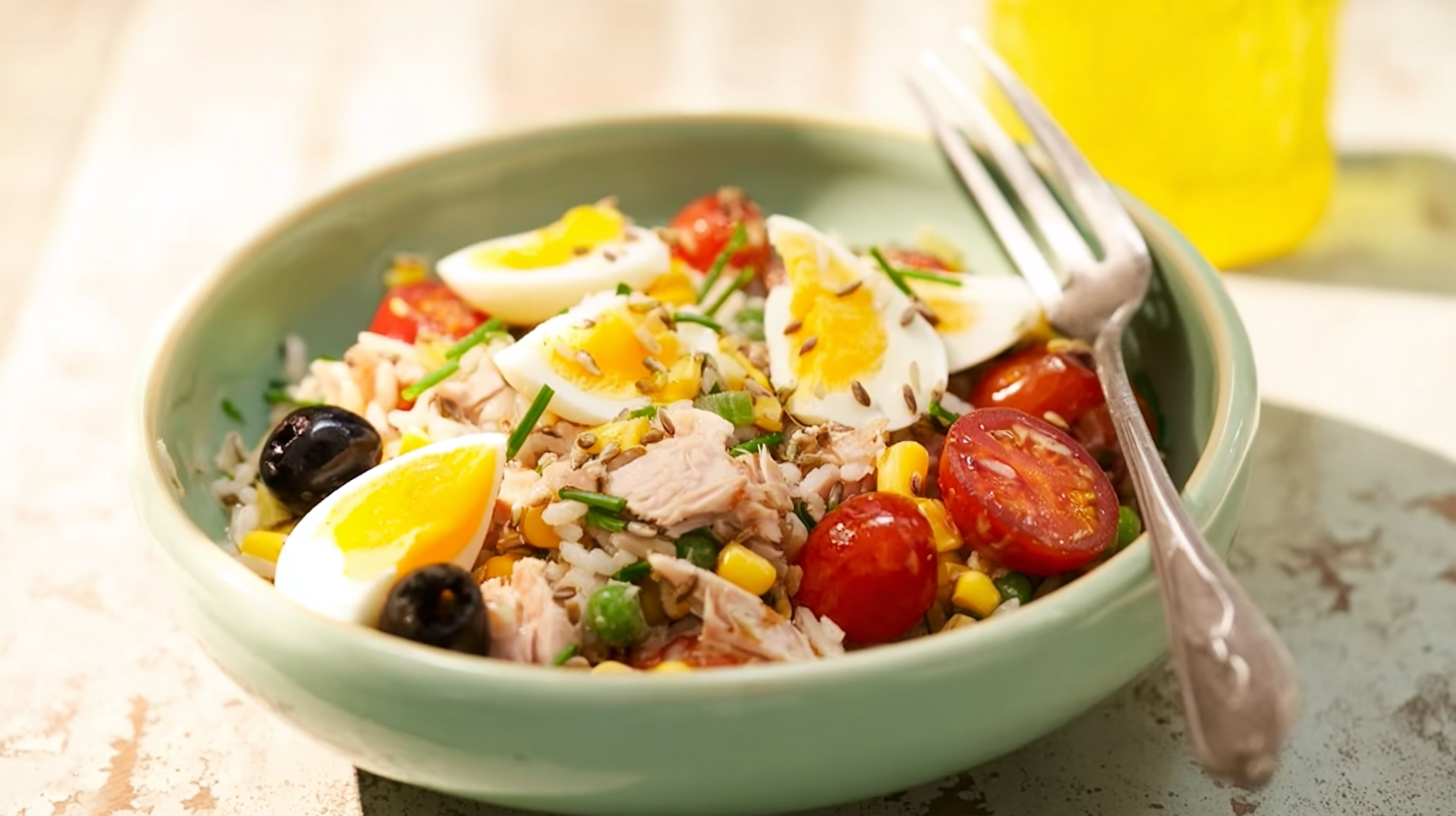 Salade au riz thon sans gluten : fraîche, rapide et savoureuse 4 Salade au riz thon sans gluten dans un bol d’été