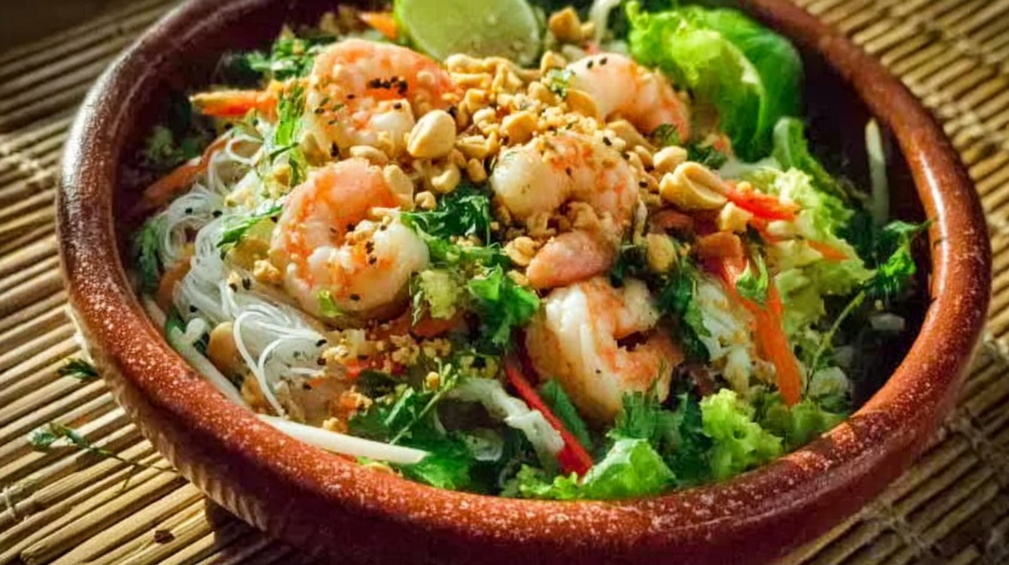 Salade thaï aux crevettes : fraîcheur, croquant et sans gluten 4 salade thaï aux crevettes sur fond clair