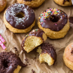 Donuts sans gluten maison : moelleux, faciles et irrésistibles 5 Donuts sans gluten nappés de chocolat et noix de coco