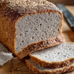 Pain IG bas : la recette maison simple, sans farine ni levure 5 Pain IG bas rustique tranché sur planche en bois