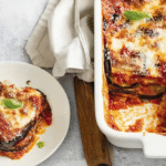 Recette aubergine au four : fondante, gratinée et sans gluten 5 Recette aubergine au four gratinée à l’italienne, servie dans un plat rustique