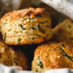 Scones Recette Facile Sans Gluten : Texture Moelleuse Assurée 5 Scones recette sans gluten dorés et moelleux sur table rustique